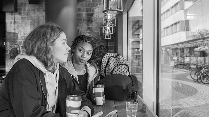 Svartvit bild på två kvinnor på ett café