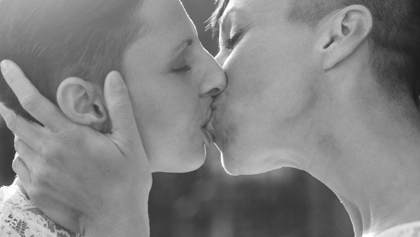 Bild på två personer som kysser varandra.