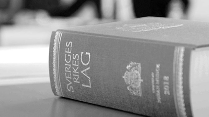 Svartvit bild på en lagbok. 