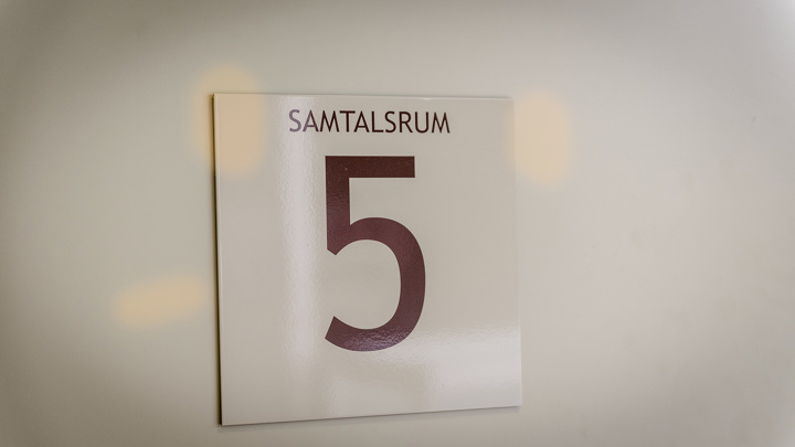 Bild på ett samtalsrum med siffran fem
