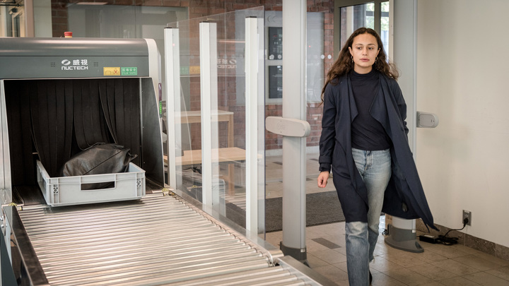 Bild på en i säkerhetskontrollen på tingsrätten
