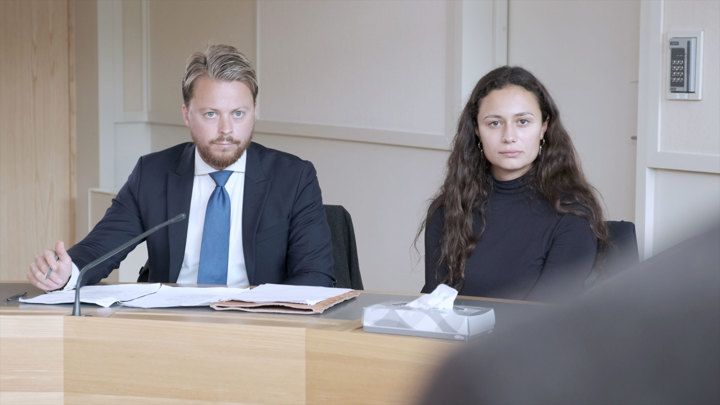 Bild på två personer i en rättegång