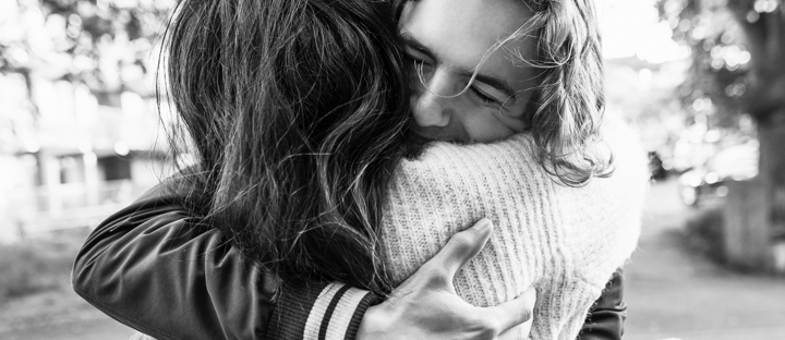 Två personer kramas