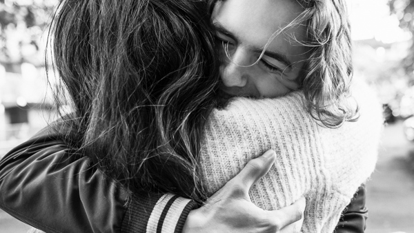 Två personer kramas