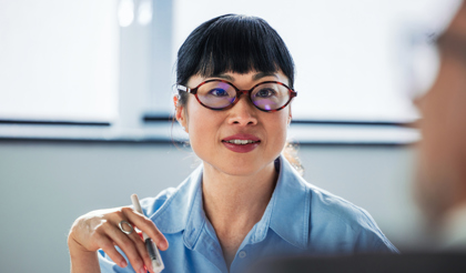 Kvinna i ett möte. Foto: FreshSplash/GettyImages