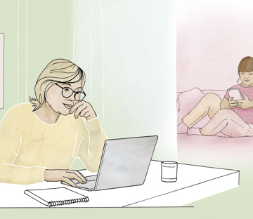 En person som ger stöd via en chatt, bakom personen sitter en affisch med texten "Utsatt för brott? Chatta med oss". Personen som får stöd sitter på en säng och chattar.