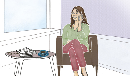 En kvinna ringer ett telefonsamtal.