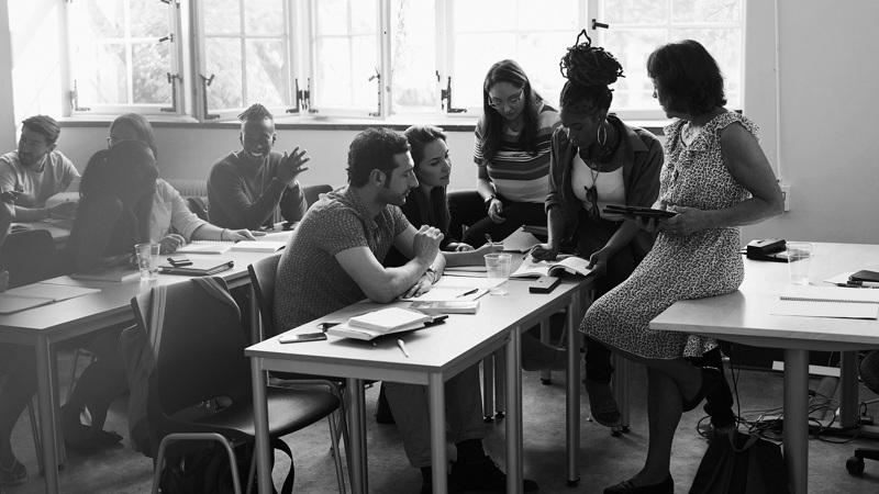 Svartvit bild på elever i ett klassrum