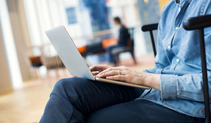 Man med dator i sitt knä