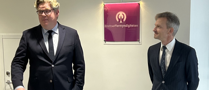 Anders Alenskär och Gunnar Strömmer avtäcker en skylt med Brottsoffermyndighetens logotyp.