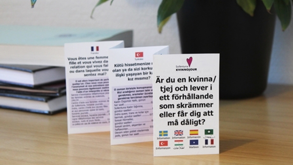 Folder om var våldsutsatta kvinnor kan vända sig, framtagen av  Sollentuna Kvinnojour.