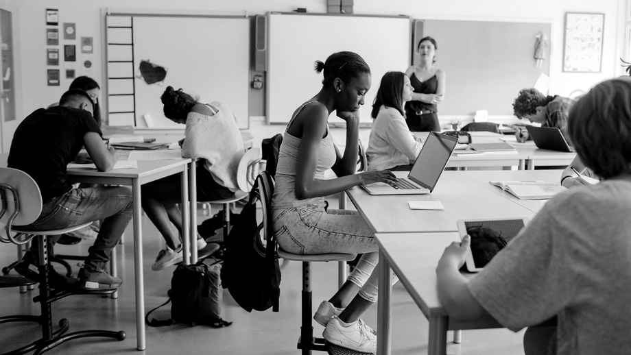 Svartvit bild på elever i ett klassrum.