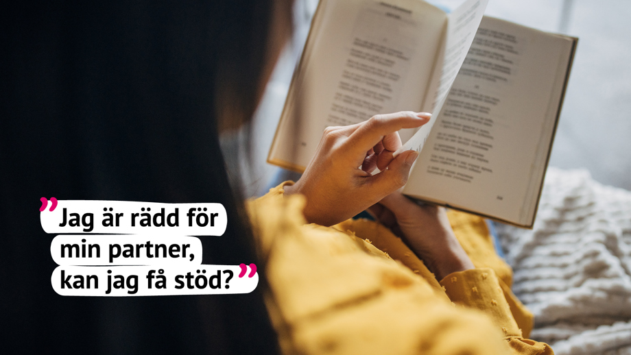 Person som håller en bok med citatet: Jag är rädd för min partner, kan jag få stöd?