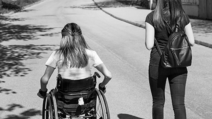 Svartvit bild på två personer längs en väg