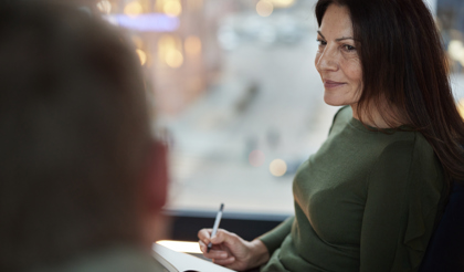 Kvinna antecknar i en bok. Foto: Johnér